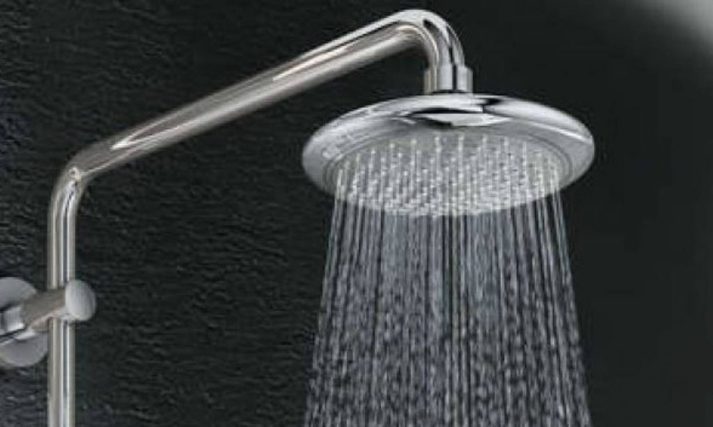 Ο χρόνος είναι χρήμα: Δημοτικός σύμβουλος στην Ισπανία έκανε ντους live στη διάρκεια τηλεδιάσκεψης (βίντεο)