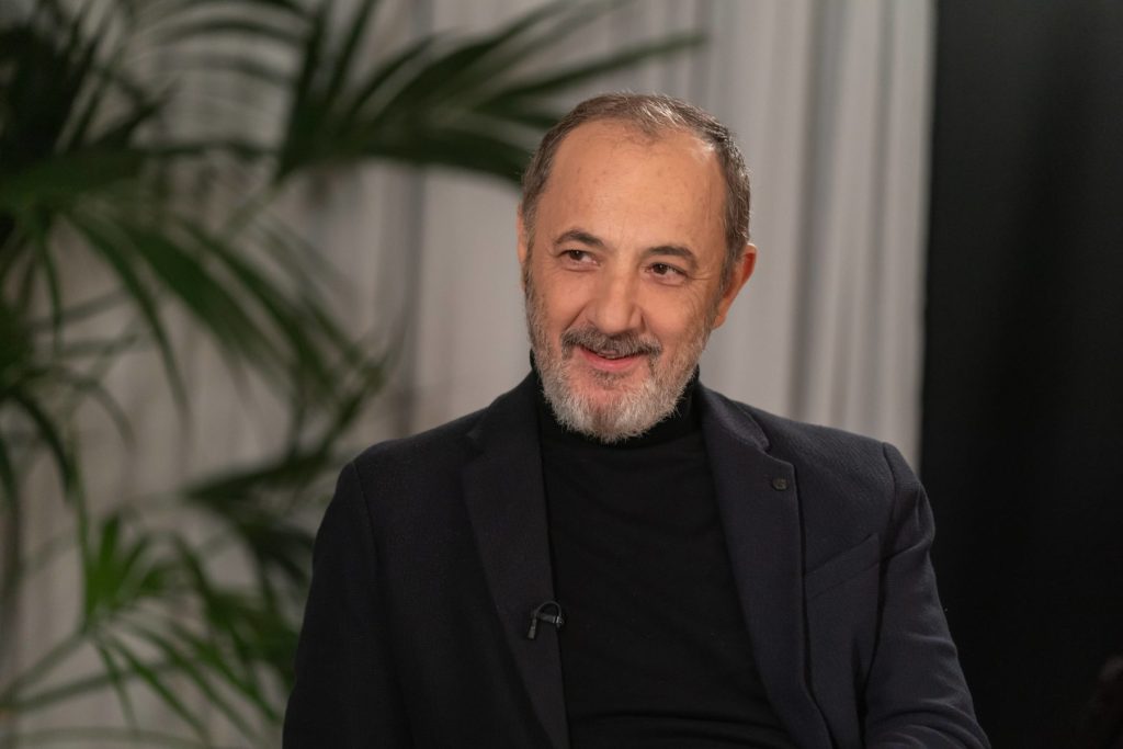 Στέλιος Μάινας: Η άγνωστη συγγένεια με την Κατερίνα Καραβάτου