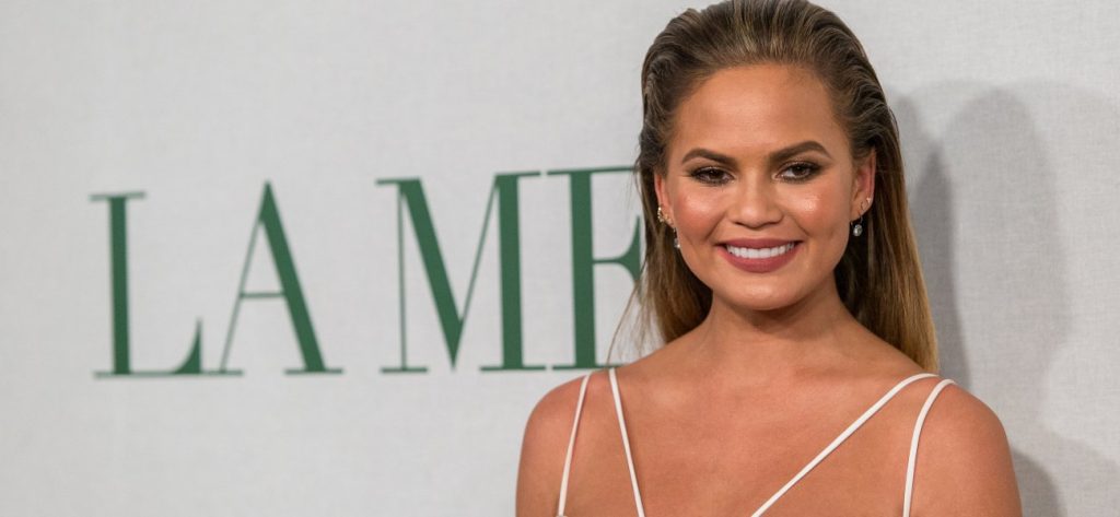 Κρίσι Τέιγκεν: Εσύ φτιάχνεις μπισκότα και εμείς χαζεύουμε… το μπούστο! (βίντεο)