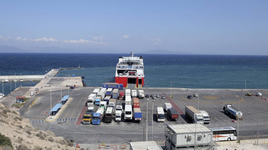 Απαγόρευση απόπλου για το πλοίο «Θεολόγος» λόγω μηχανικής βλάβης