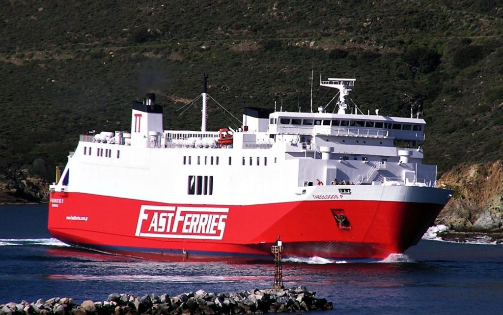 Κυκλάδες: Μηχανική βλάβη εν πλω στο πλοίο «Θεολόγος»