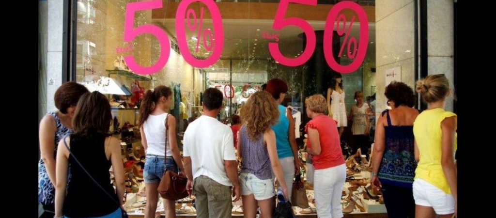 Ξεκινούν στις 13 Ιουλίου οι θερινές εκπτώσεις – Πόσο θα διαρκέσουν και ποια Κυριακή θα είναι ανοιχτά τα καταστήματα;
