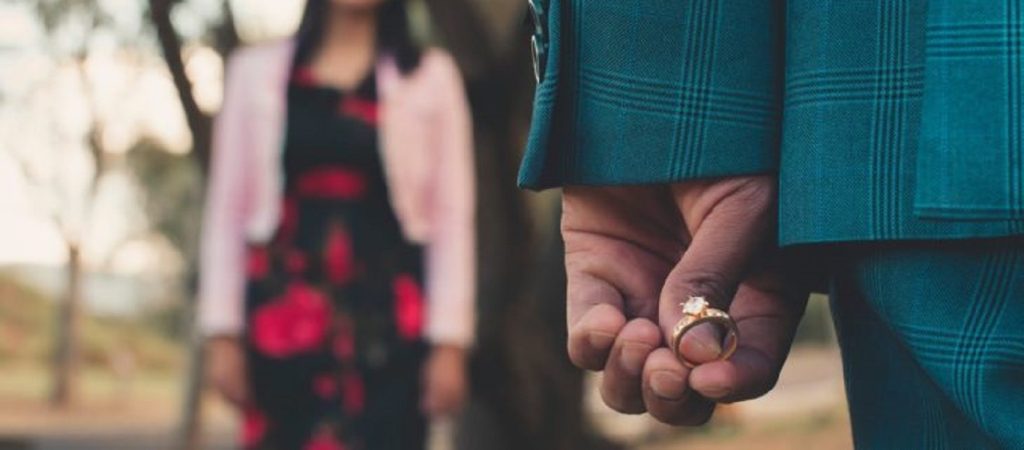 «Στράβωσε» η πρόταση γάμου – Πού κατέληξε το δαχτυλίδι (βίντεο)