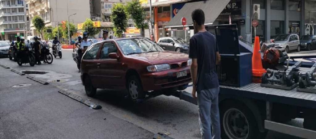 Θεσσαλονίκη: Ο γερανός της Τροχαίας επέστρεψε και «σήκωσε» αυτοκίνητα (βίντεο)