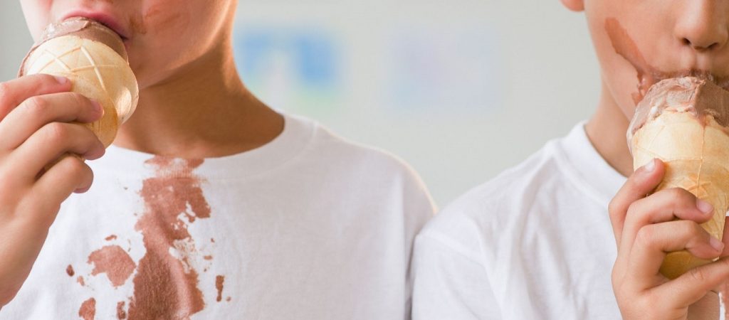 «Εξαφανίστε» εύκολα τους λεκέδες από παγωτό (βίντεο)