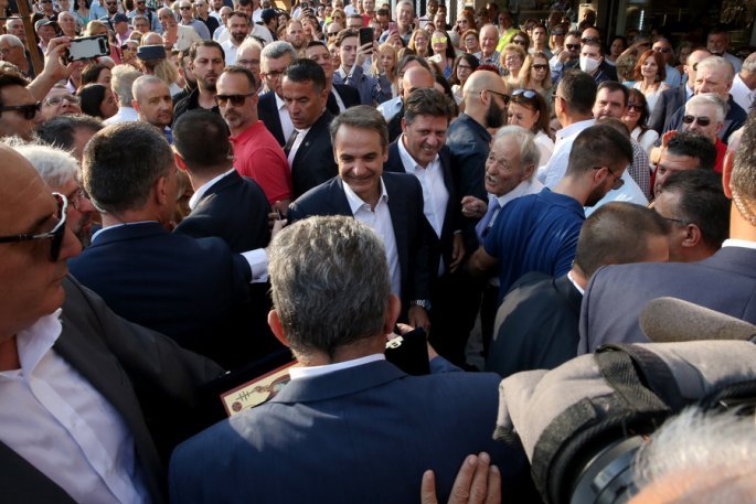 Κ.Μητσοτάκης & υπουργοί συνωστίσθηκαν με εκατοντάδες πολίτες στα εγκαίνια των σταθμών – Κανένα μέτρο προφύλαξης
