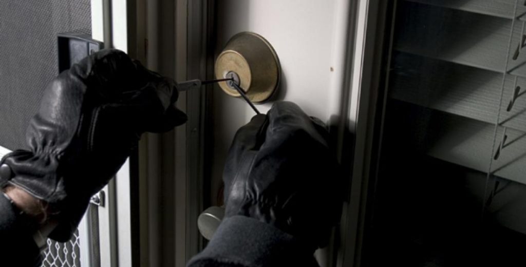 Η μέθοδος της πλαστικής κάρτας που ακολουθούν οι διαρρήκτες για να δουν εάν είστε σπίτι