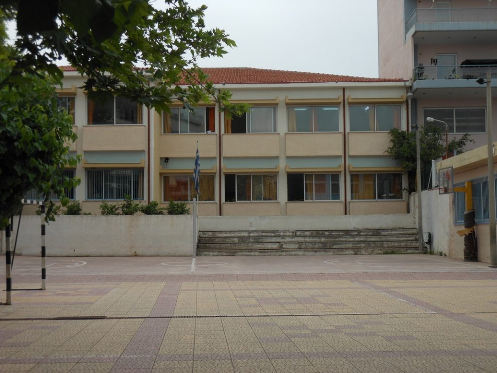 Πάτρα: Άγνωστοι έριξαν βόμβες μολότοφ στον προαύλιο χώρο δημοτικού σχολείου