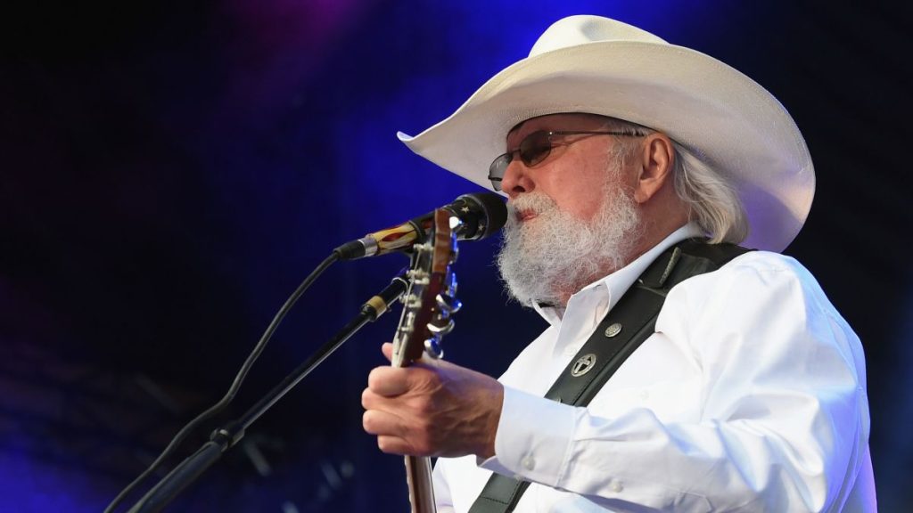 Τσάρλι Ντάνιελς: Έφυγε από τη ζωή ο θρυλικός τραγουδιστής της κάντρι (βίντεο)