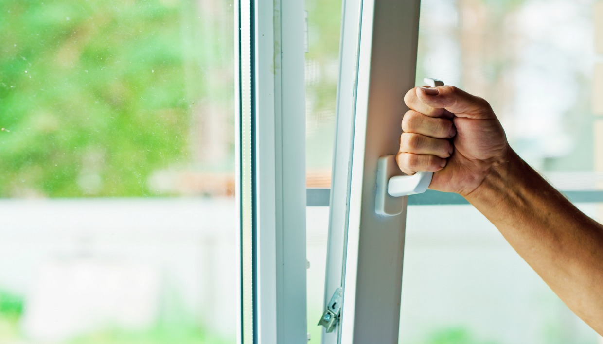 Θαυματουργό τρικ: Το έξυπνο κόλπο για να καθαρίσετε τα παράθυρα που δεν φτάνετε
