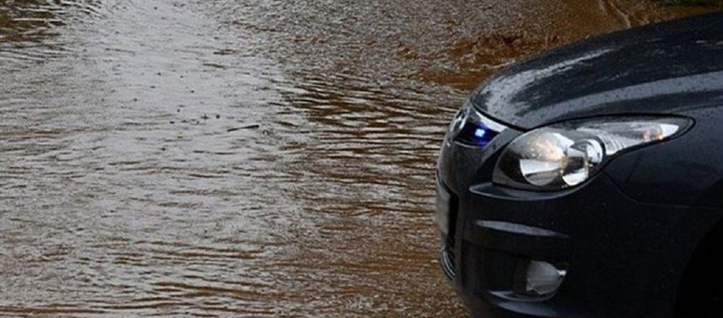 Χαλκιδική: Άνδρας εγκλωβίστηκε σε ΙΧ από την κακοκαιρία