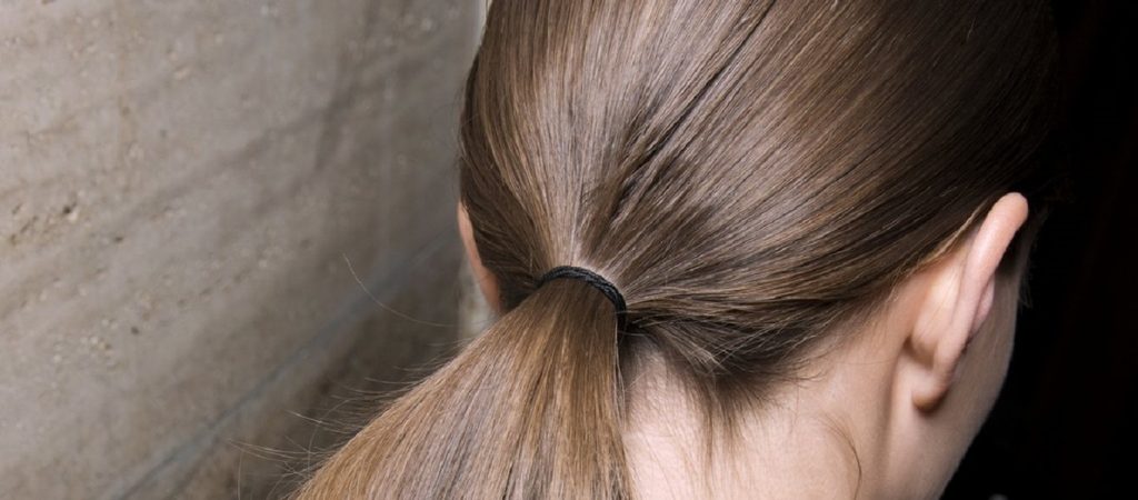 Ένας έξυπνος τρόπος για να μαζέψεις τα μαλλιά σου χωρίς λαστιχάκι