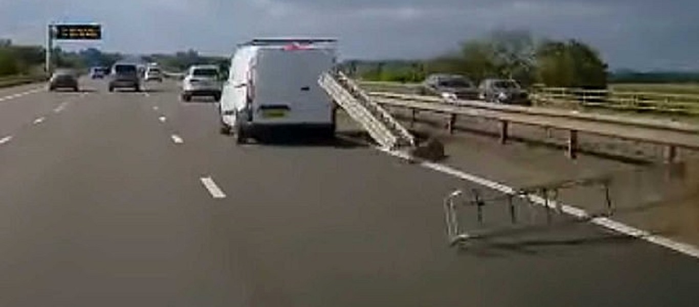 Πανικός στον δρόμο: Σκάλα έπεσε από βαν στην εθνική οδό (βίντεο)