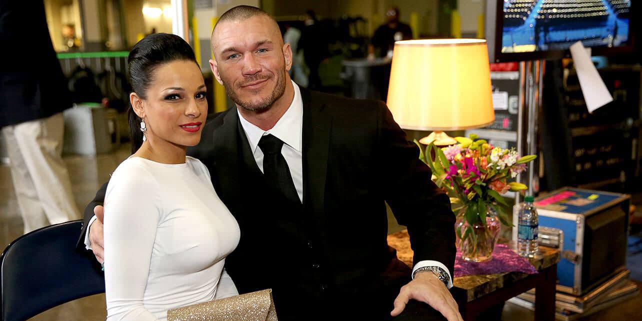 Γνωστός αθλητής του WWE ανέβασε φωτογραφία με την… τόπλες σύζυγο του