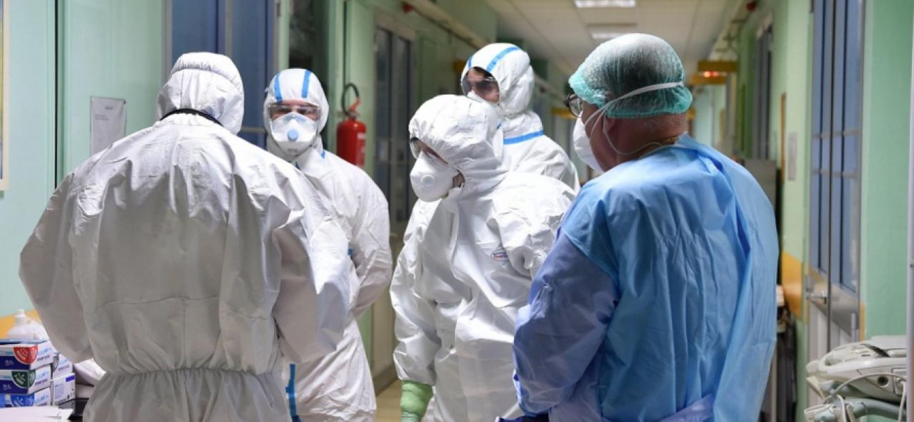 Κρούει το καμπανάκι ο ΠΟΥ: «Ο ιός είναι απρόβλεπτος και δεν ξεχωρίζει φυλές – Δεν έχουμε φτάσει ακόμα στην κορύφωση»