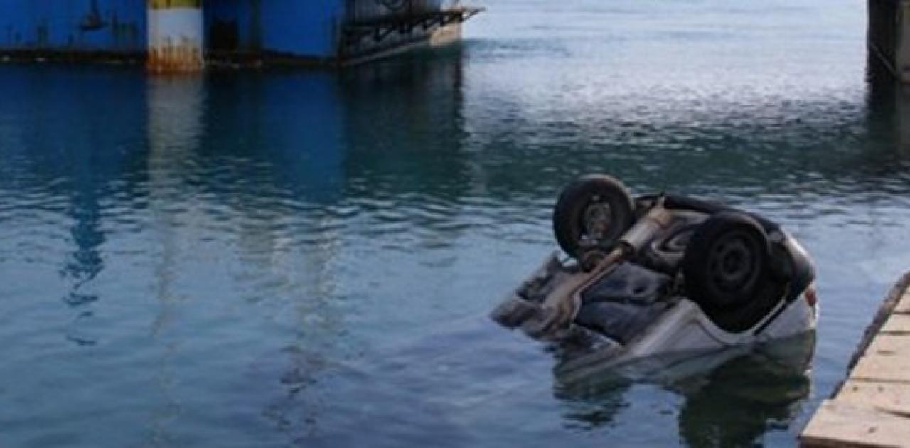 Αρκίτσα: Αντί να μπει στο πλοίο… βούτηξε με το αυτοκίνητο του στη θάλασσα (φώτο)