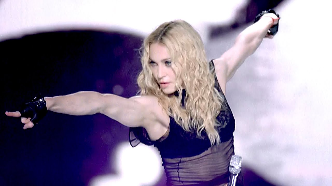 Madonna: Ποζάρει topeless χωρίς ίχνος μακιγιάζ στο μπάνιο της και «ρίχνει» το Instagram (φωτο)