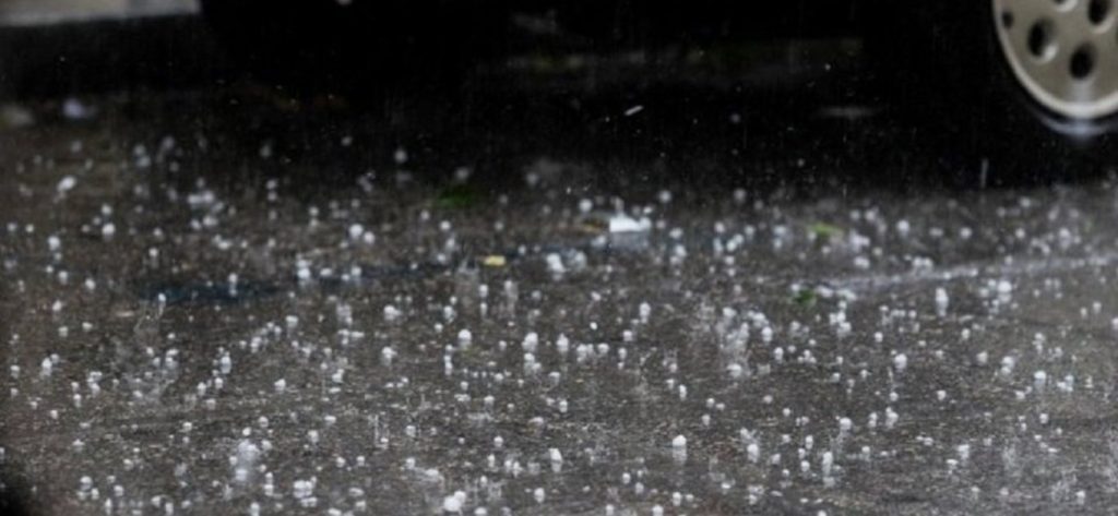 Ηράκλειο Κρήτης: Δυνατό χαλάζι εν μέσω καλοκαιριού σε πολλές περιοχές