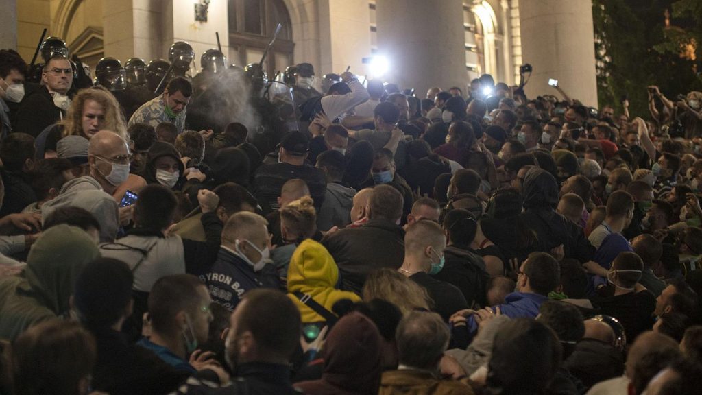 Οι Σέρβοι δείχνουν τον δρόμο: Λαϊκή εξέγερση κατά των νέων απαγορεύσεων λόγω κορωνοϊού –  Υποχώρησε άτακτα ο Α.Βούτσιτς