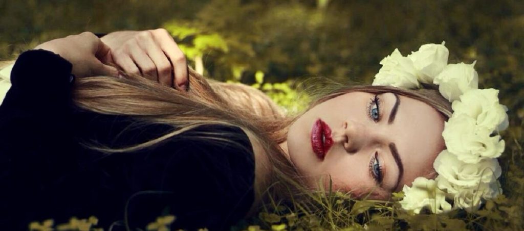 Το ροδόνερο και οι ευεργετικές ιδιότητές του για τα μαλλιά