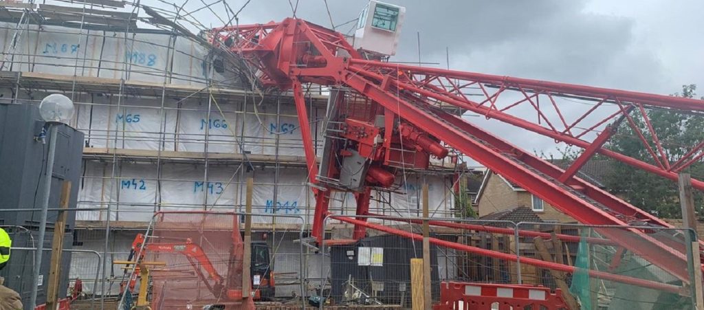 Λονδίνο: Γερανός κατέρρευσε πάνω σε κτίριο – Σκοτώθηκε εργάτης (βίντεο)