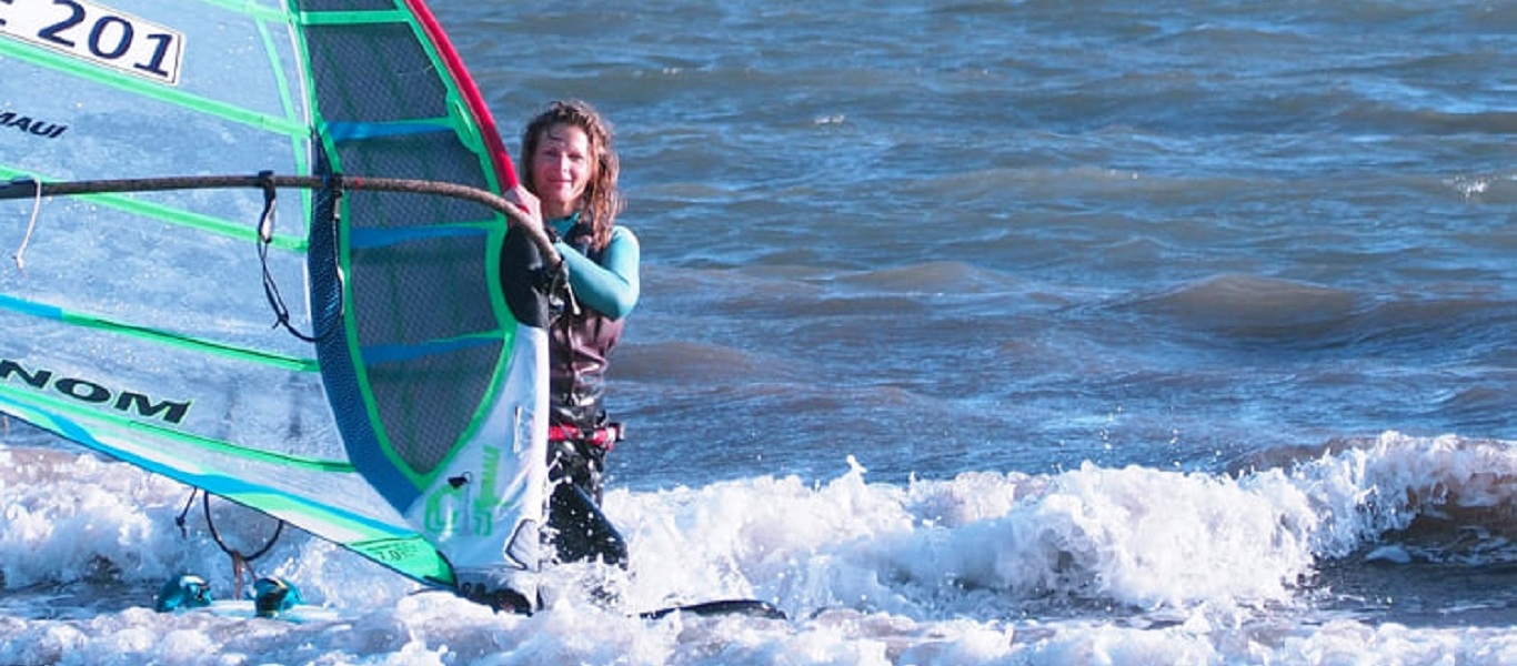 Πρωταθλήτρια windsurfing «έφαγε» πρόστιμο από το Λιμενικό – Δείτε τον λόγο (φώτο)