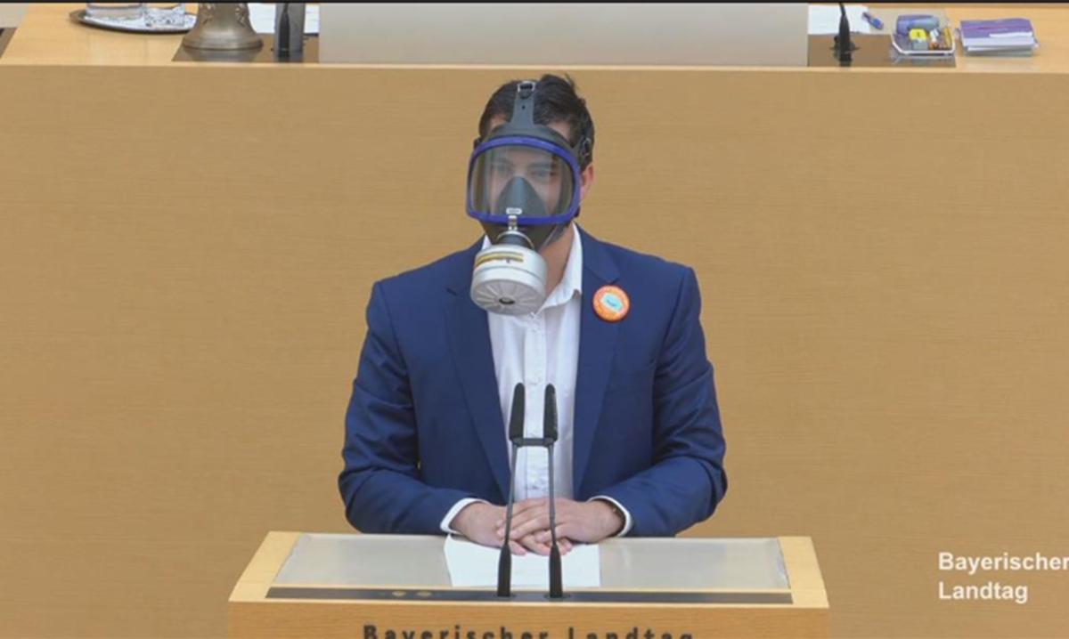 Γερμανία: Βουλευτής του AfD με μάσκα αερίων στη Βουλή – Στηλίτευσε τις απαγορεύσεις για τον κορωνοϊό (βίντεο)