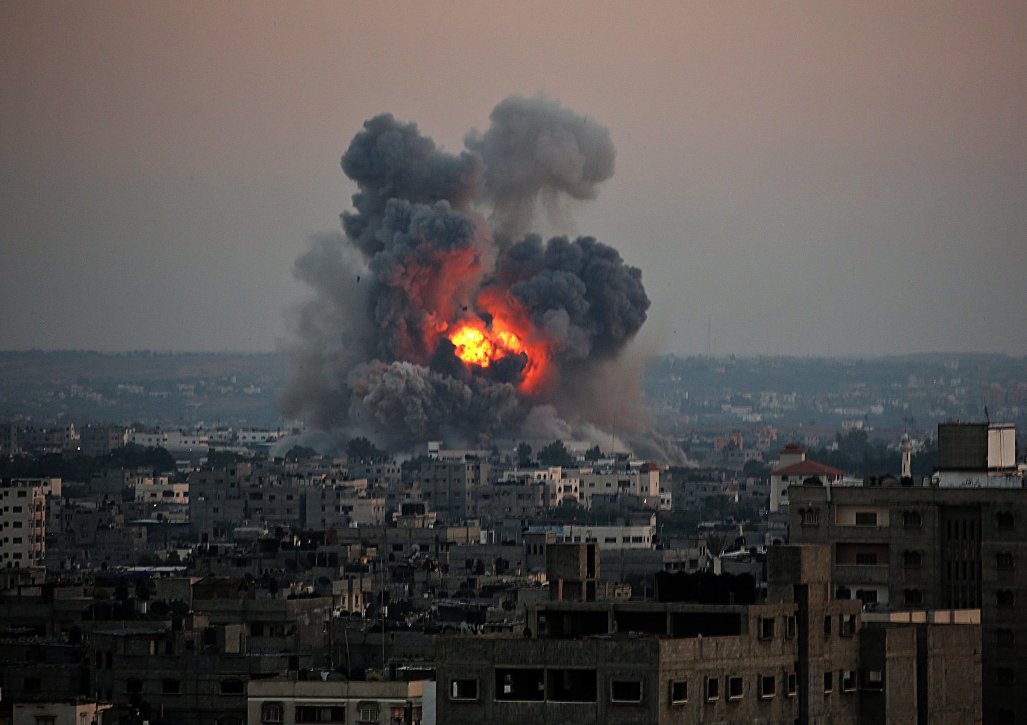 8/7/2014: Συναγερμός στη Μέση Ανατολή – Οι Ισραηλινοί «ισοπεδώνουν» τη Γάζα (βίντεο)