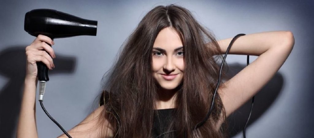 Έτσι θα στεγνώνεις τα μαλλιά σου χωρίς να ζεσταίνεσαι