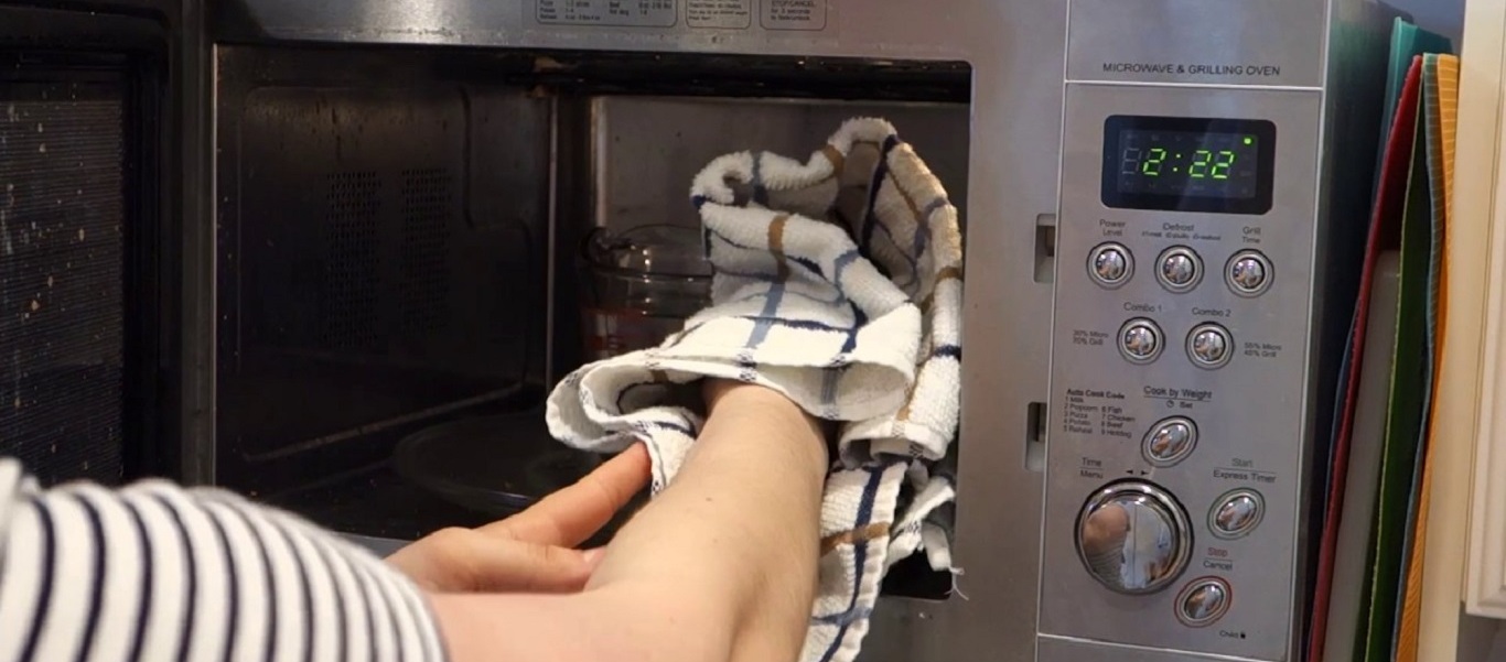 Έτσι θα καθαρίσεις χωρίς τρίψιμο τον φούρνο μικροκυμάτων