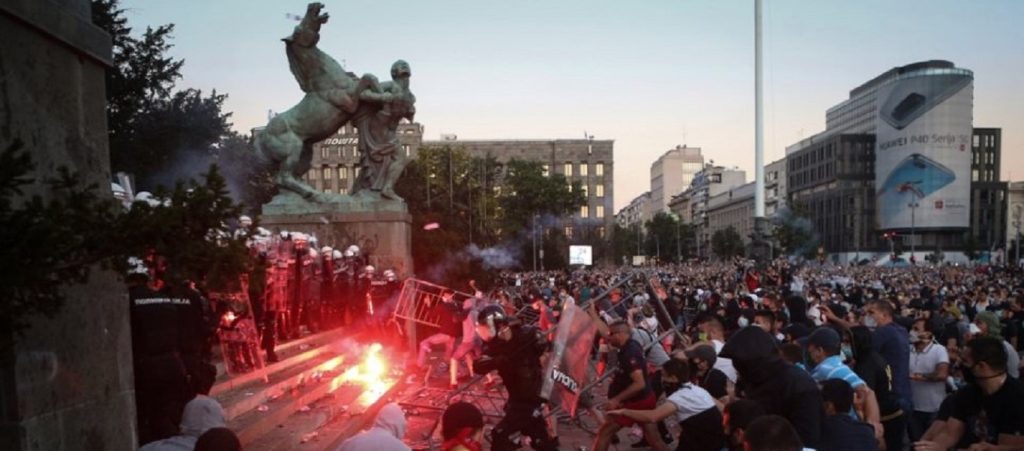 Σερβία: Απαγορεύτηκαν οι συγκεντρώσεις – Περιορισμοί και στο ωράριο καταστημάτων
