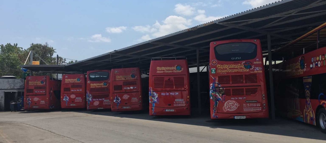 Ανοιχτά τουριστικά λεωφορεία: Παραμένουν καθηλωμένα