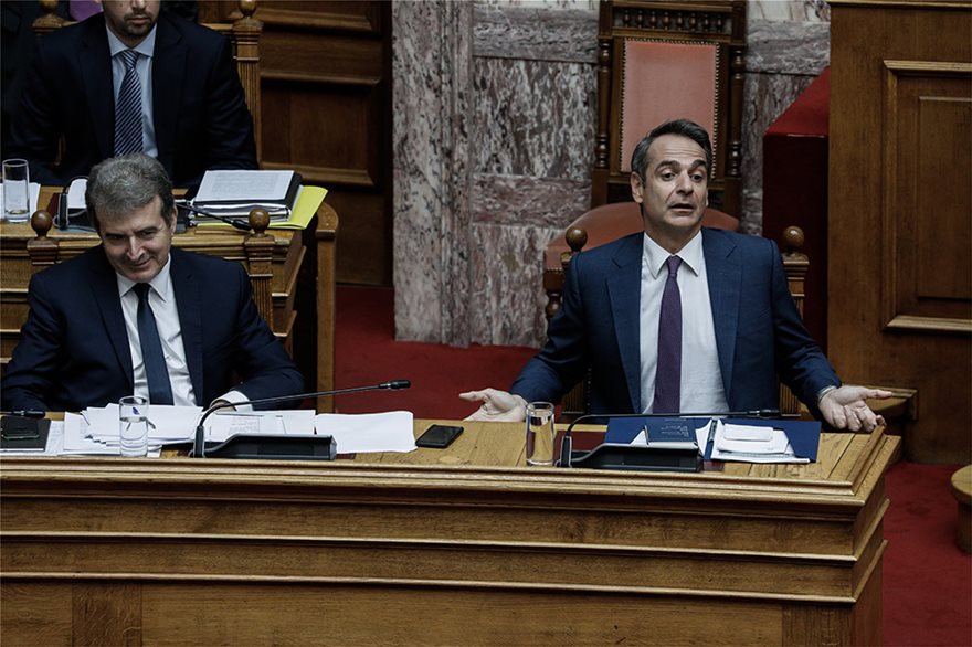 Το «μενού» στη Βουλή είχε πηγαδάκια, υψηλούς τόνους και… το δέσιμο κορδονιών του Α.Τσίπρα (φώτο)