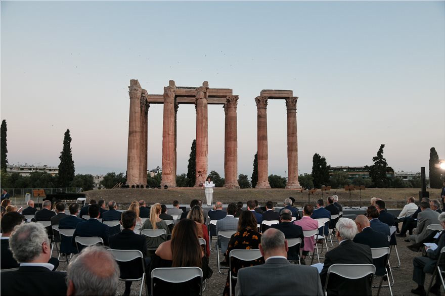 Στύλοι του Ολυμπίου Διός: Στην εκδήλωση για την ελληνική προεδρία του Συμβουλίου της Ευρώπης το ζεύγος Μητσοτάκη (φωτο)