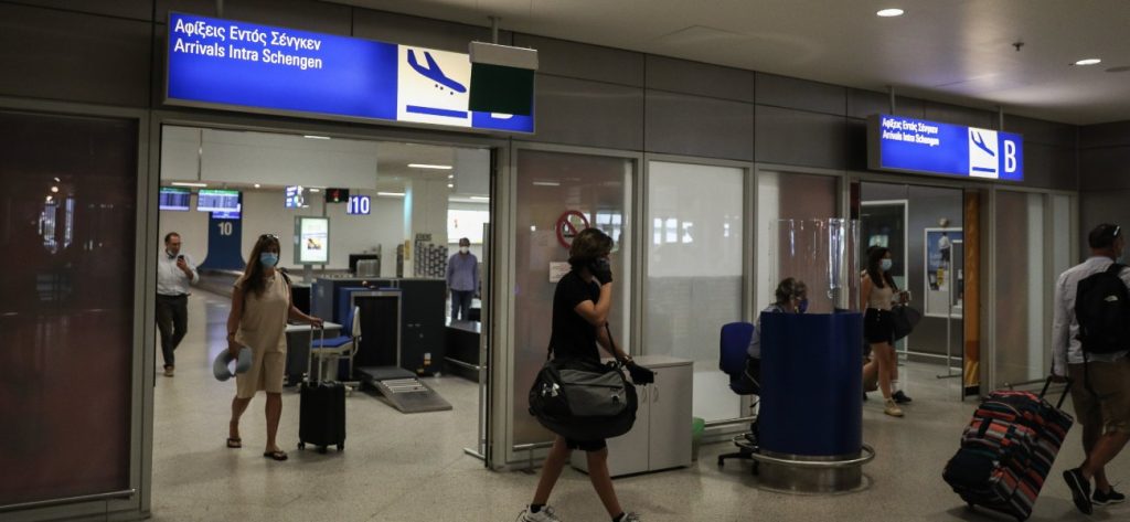 Αυξημένα τεστ στα σημεία εισόδου της χώρας σκέφτεται η κυβέρνηση λόγω αύξησης κρουσμάτων κορωνοϊού