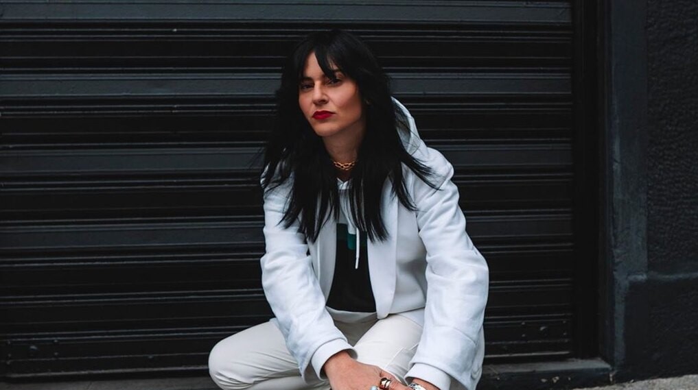 Ζενεβιέβ Μαζαρί: Στυλάτη στο κέντρο της Αθήνας με τον σύζυγο της (φωτό)