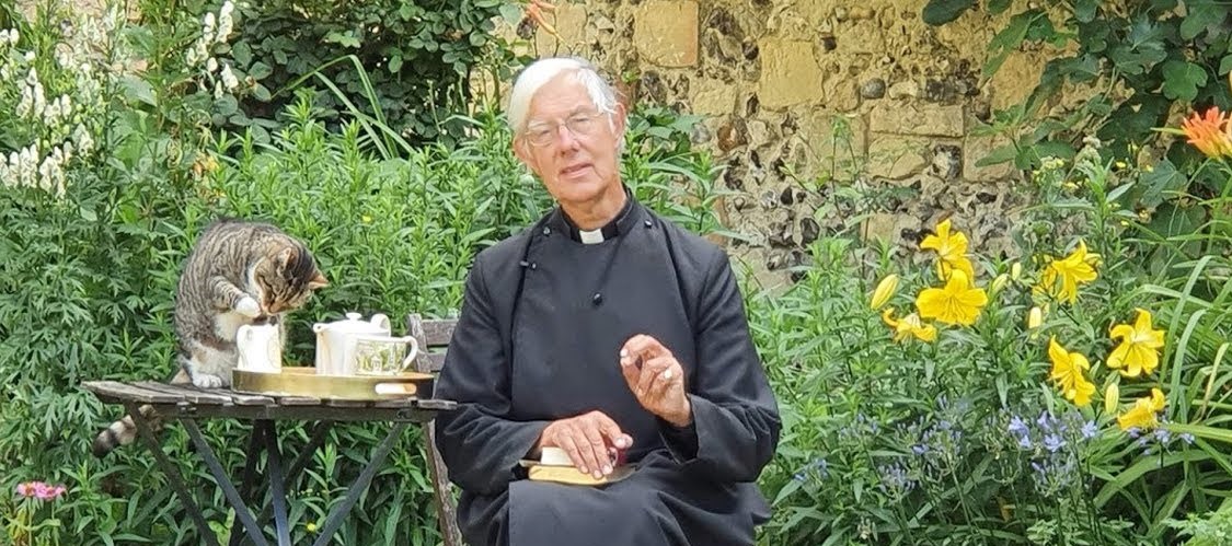 Γάτα ήπιε το γάλα ιερέα σε live μετάδοση προσευχής και έγινε viral (βίντεο)