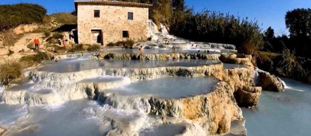 Οι φυσικές πισίνες που έχουν πάντα ζεστό νερό και «αχνίζουν» τον χειμώνα