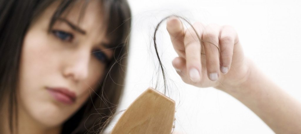 Τριχόπτωση: Φυσικοί τρόποι για να την αντιμετωπίσεις και τι πρέπει να αποφύγεις