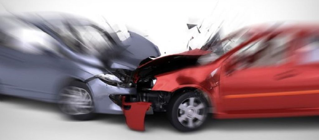 Γυναίκα τράκαρε και το… διασκέδασε: Άρχισε να χορεύει μες στη μέση του δρόμου (βίντεο)