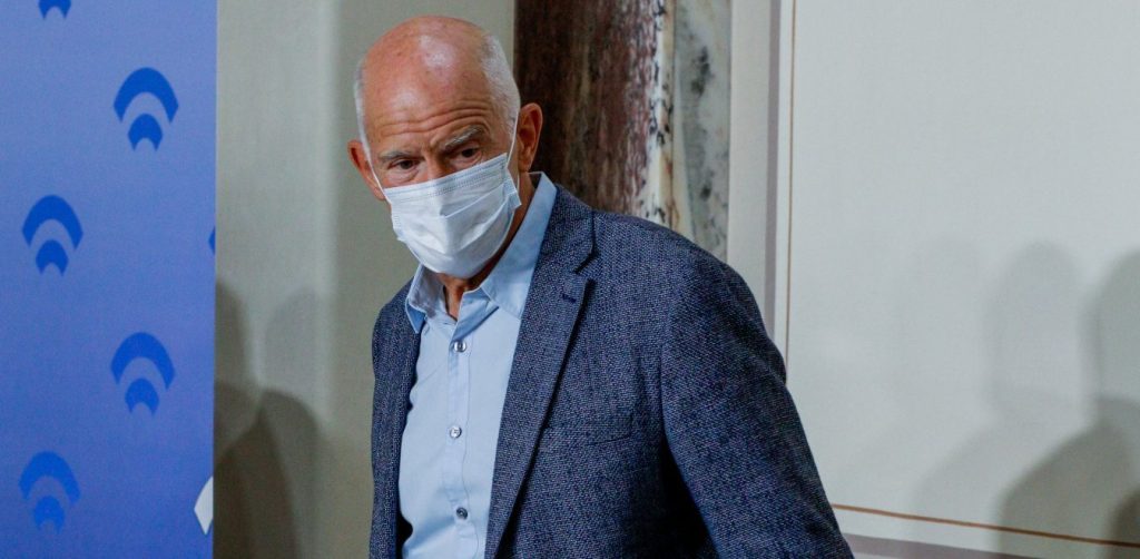 Με μάσκα και καφέ στο χέρι ο Γ. Παπανδρέου στην Κ.Ο. του ΚΙΝΑΛ (φώτο)