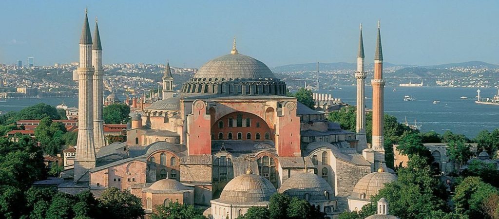 Ξεκίνησε να ψέλνει ο ιμάμης στην Αγιά Σοφιά – Καλεί τον κόσμο σε προσευχή (βίντεο)