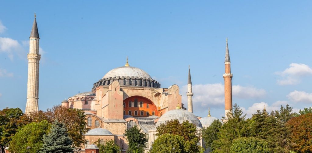 Θεσσαλονίκη: Διαμαρτυρία πολιτών για την μετατροπή της Αγίας Σοφιάς σε τζαμί – Δείτε ζωντανή εικόνα (βίντεο)