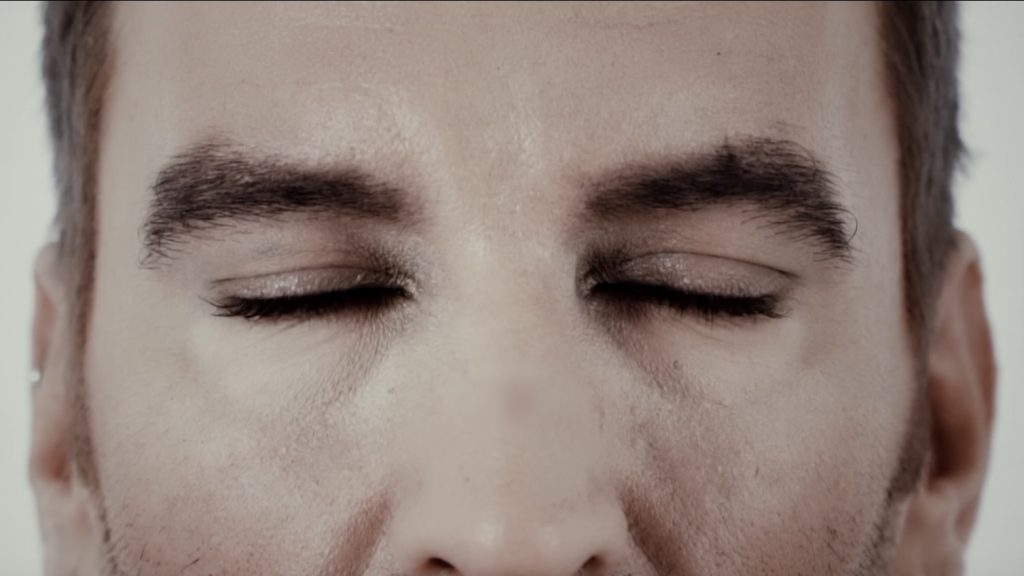 Τι χρώμα βλέπεις όταν κλείνεις τα μάτια σου; – Κι όμως η σωστή απάντηση δεν είναι μαύρο! (φωτο)