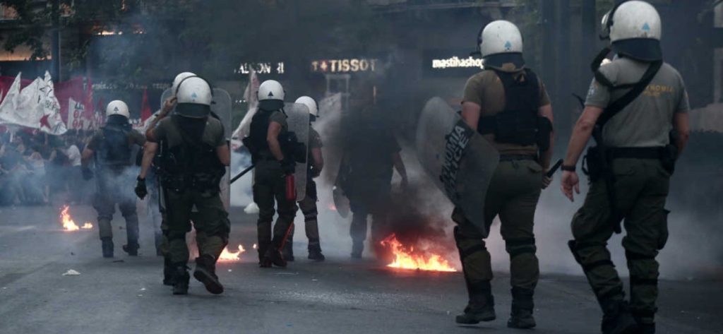 Επεισόδια Σύνταγμα: Έρευνες για τον εντοπισμό του αστυνομικού που εμπόδισε σύλληψη