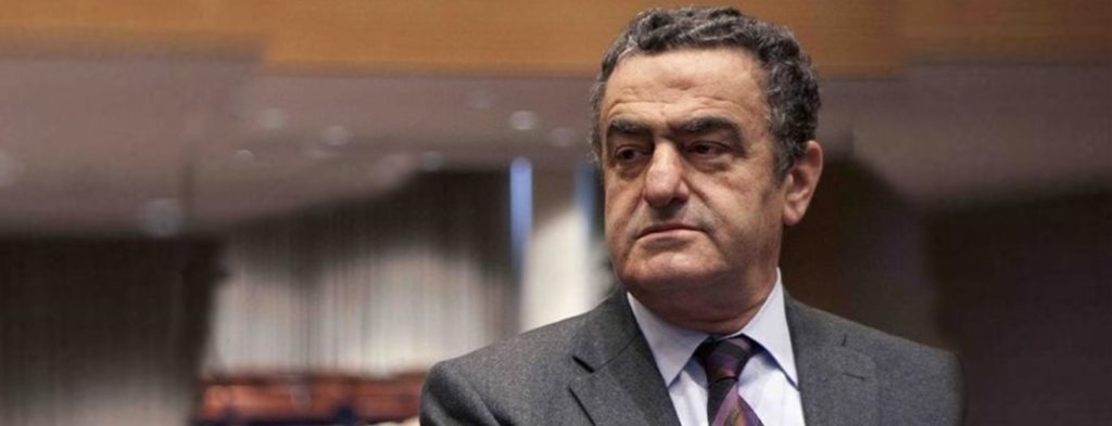 Ο Χ.Αθανασίου «λησμόνησε» τα παλιά: Μπέρδεψε τη Βουλή με δικαστήριο και τους ομιλητές με… μάρτυρες