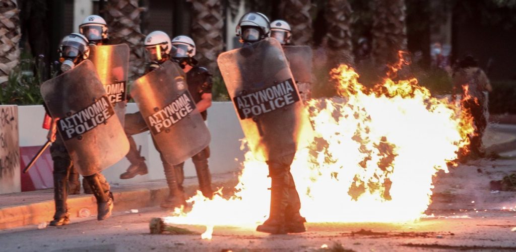 Επεισόδια Σύνταγμα: Κρατείται ο αστυνομικός που απέτρεψε τη σύλληψη «κουκουλοφόρου»