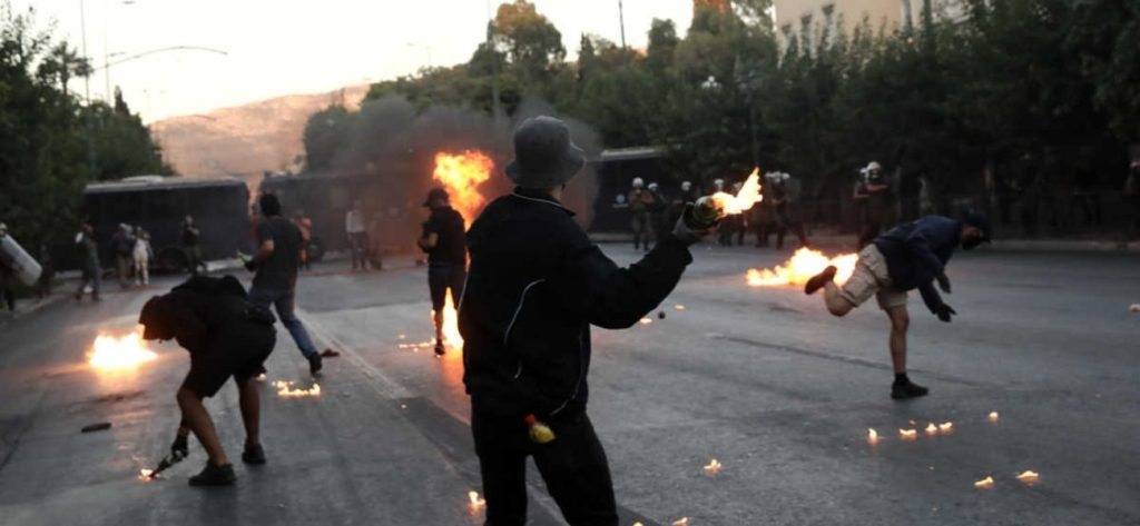 Νομοσχέδιο διαδηλώσεων: Από την μία η ψηφοφορία και από την άλλη επεισόδια και πολεμοφόδια εκτός Βουλής (βίντεο-φώτο)