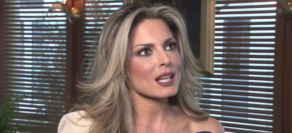 Κ.Λάσπα: Στην παραλία με μικροσκοπικό μπικίνι και το πιο καυτό κορμί στα 45 της (φωτό)