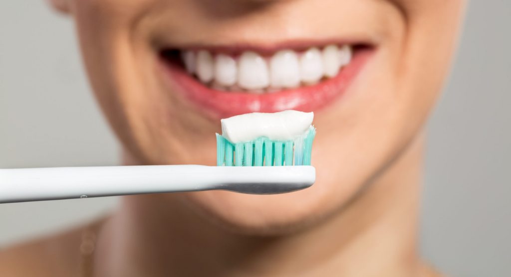Οδοντόκρεμα: Αυτές είναι οι τρεις εκπληκτικές χρήσεις της που δεν γνωρίζατε